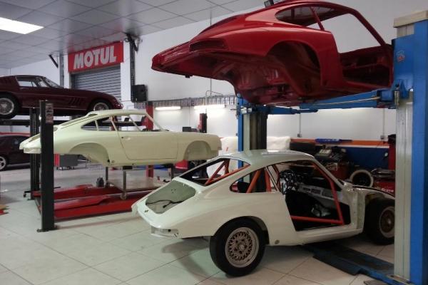 Restauration complète Porsche 911 2.0 1966 ivoire & Porsche 911 2.0s 1967 rouge