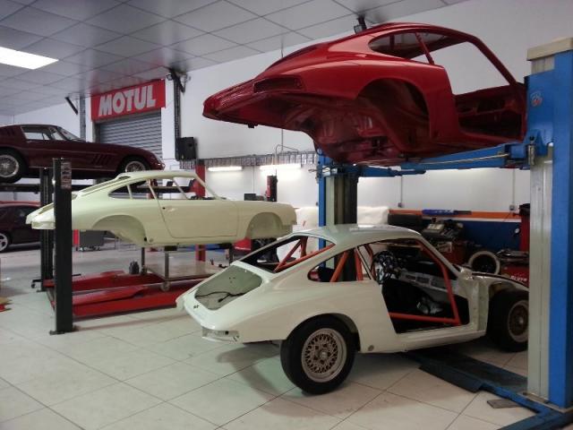 Restauration complète Porsche 911 2.0 1966 ivoire & Porsche 911 2.0s 1967 rouge